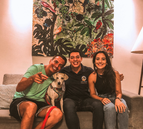Leo Dias com seu cão e a equipe da LS Adestra